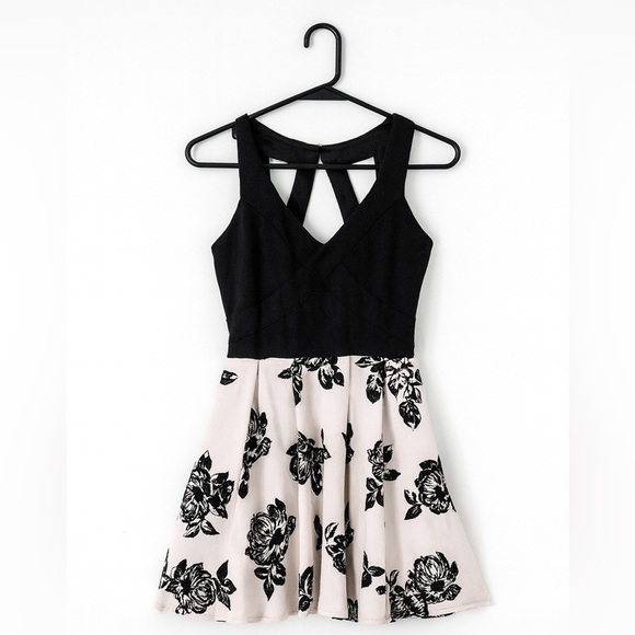 CRYSTAL DOLL Juniors' Flocked Fit & Flare Dress Size Small. Pink and Black - Picture 1 of 3